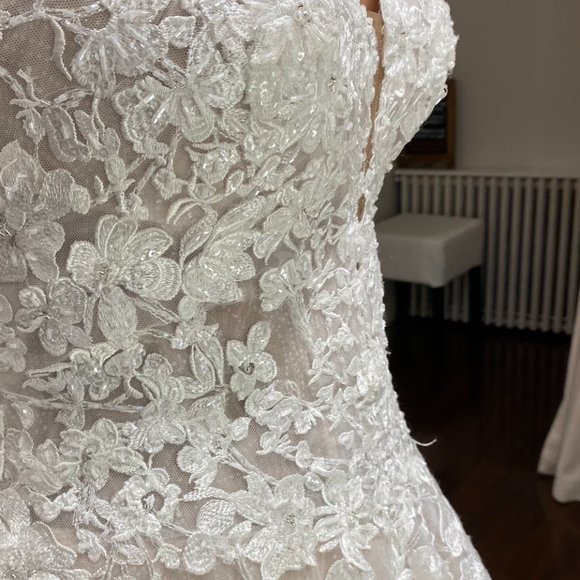 Wedding gown-Essence of Australia D2848 - Picture 3 of 10